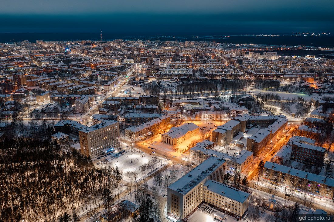 Центр Ухты с высоты вечером фото