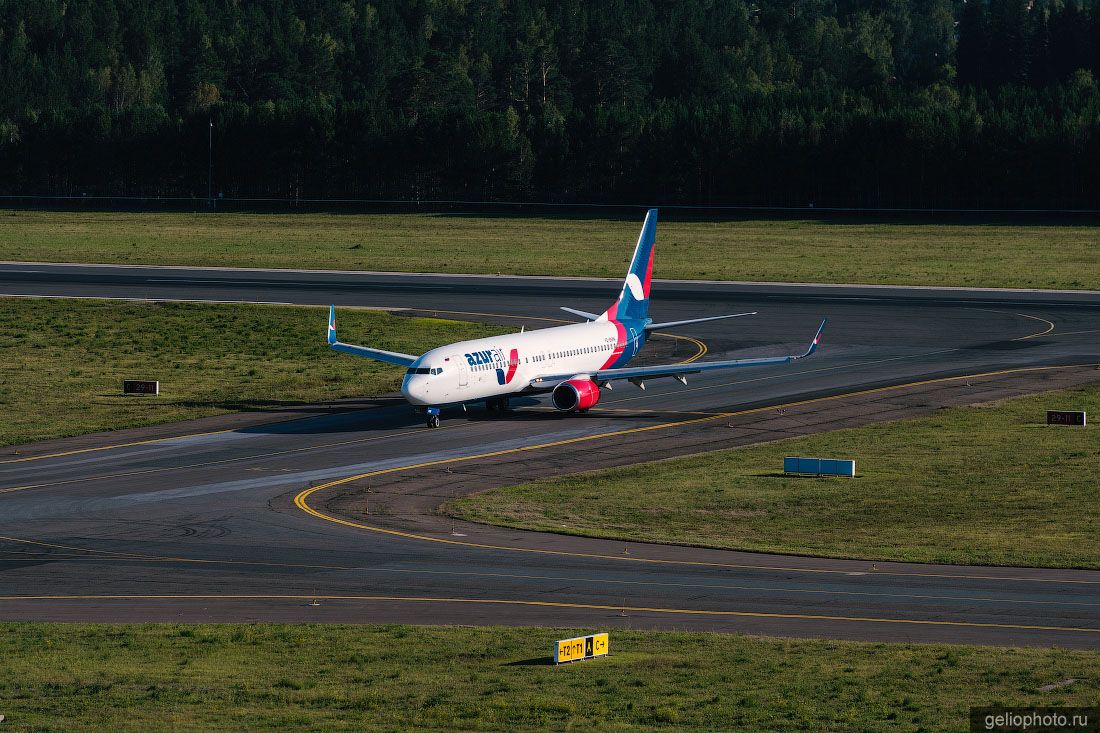 Boeing 737-800 Azur Air на рулёжной дорожке в аэропорту Красноярске фото
