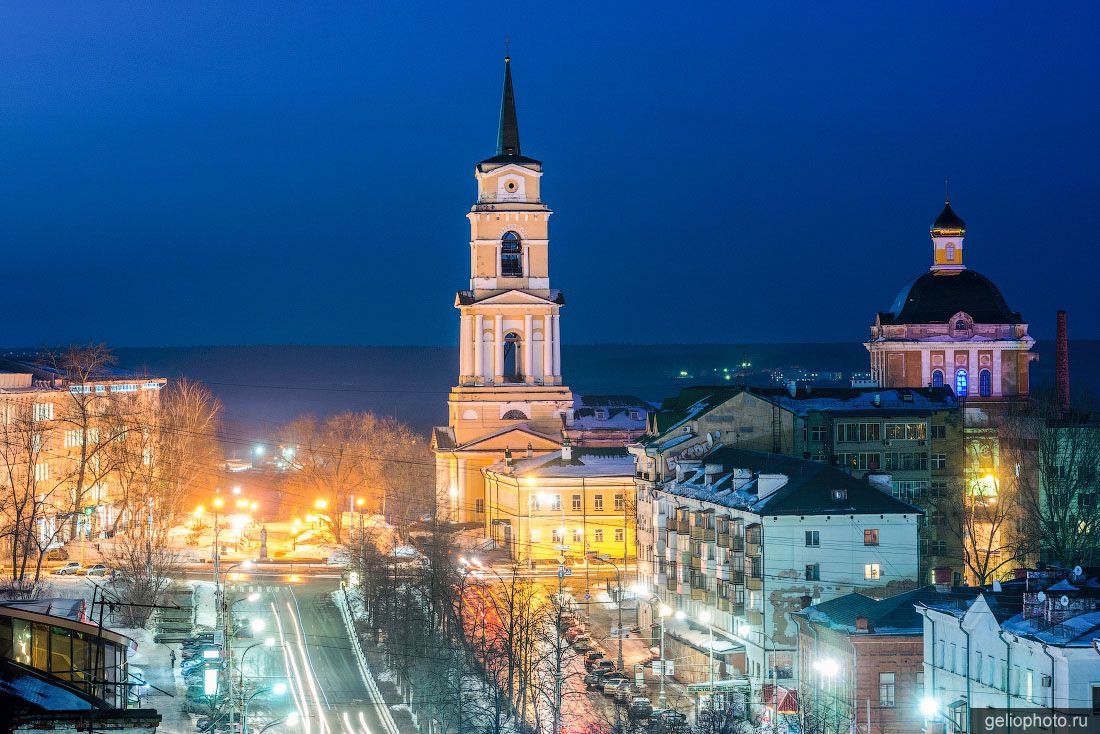 Государственная художественная галерея в Перми вечером фото