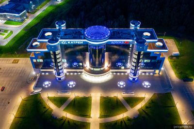 Здание Катрен в Кольцово вечером фото