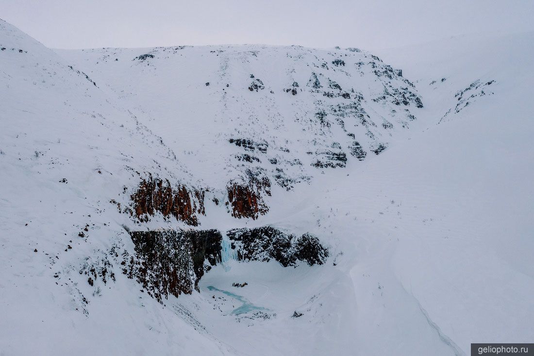 Водопад Красные камни зимой фото