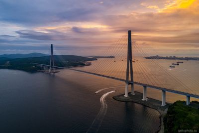 Мост на остров Русский во Владивостоке на закате фото