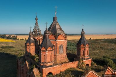 Заброшенная церковь Троицы Живоначальной в Танкеевке фото