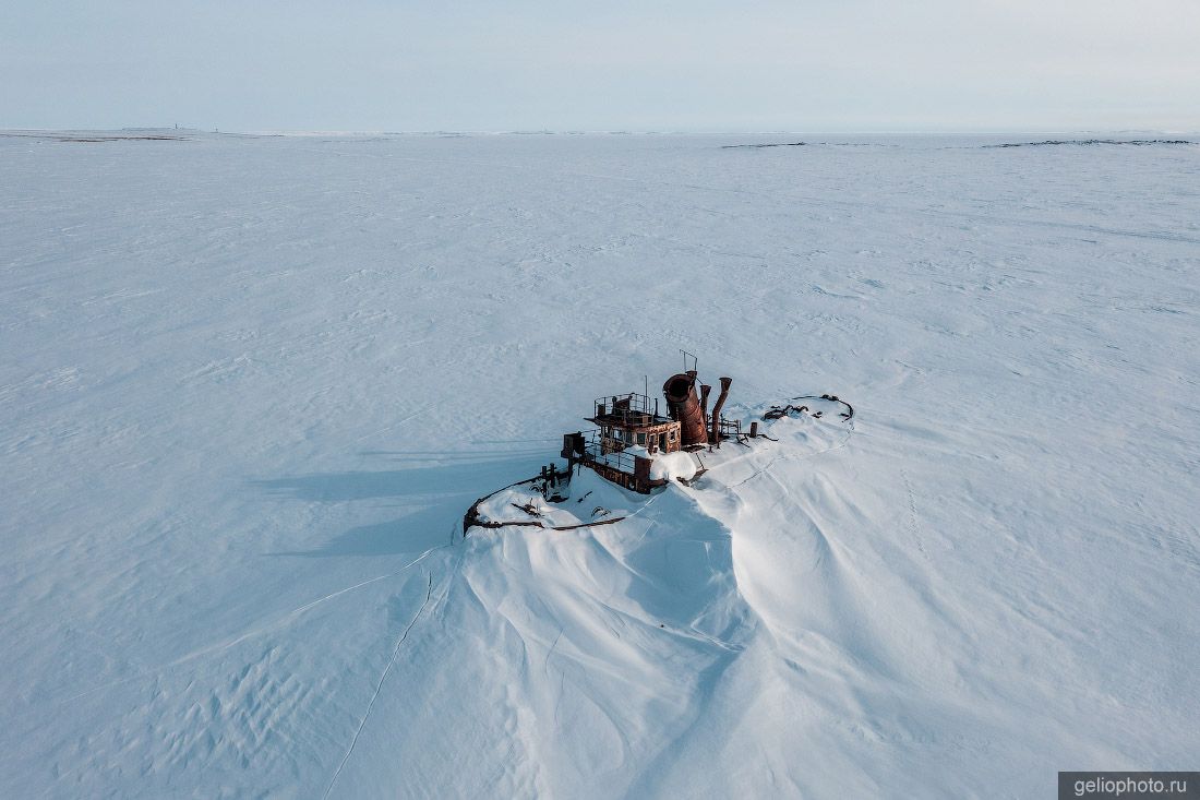 Заброшенное судно в Диксоне зимой фото