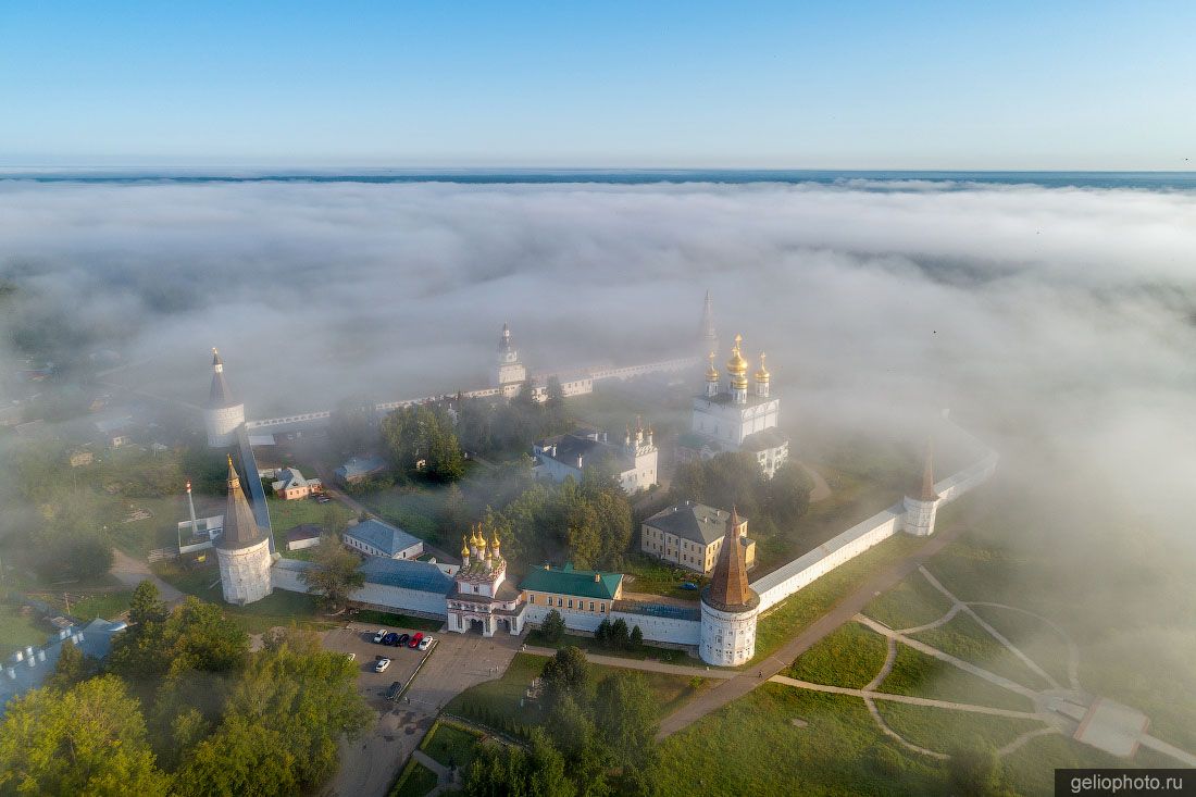 Свято-Успенский монастырь в Волоколамске фото