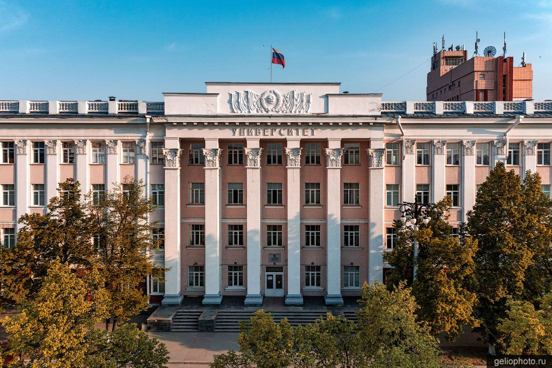 Главный корпус Алтайского государственного университета в Барнауле фото