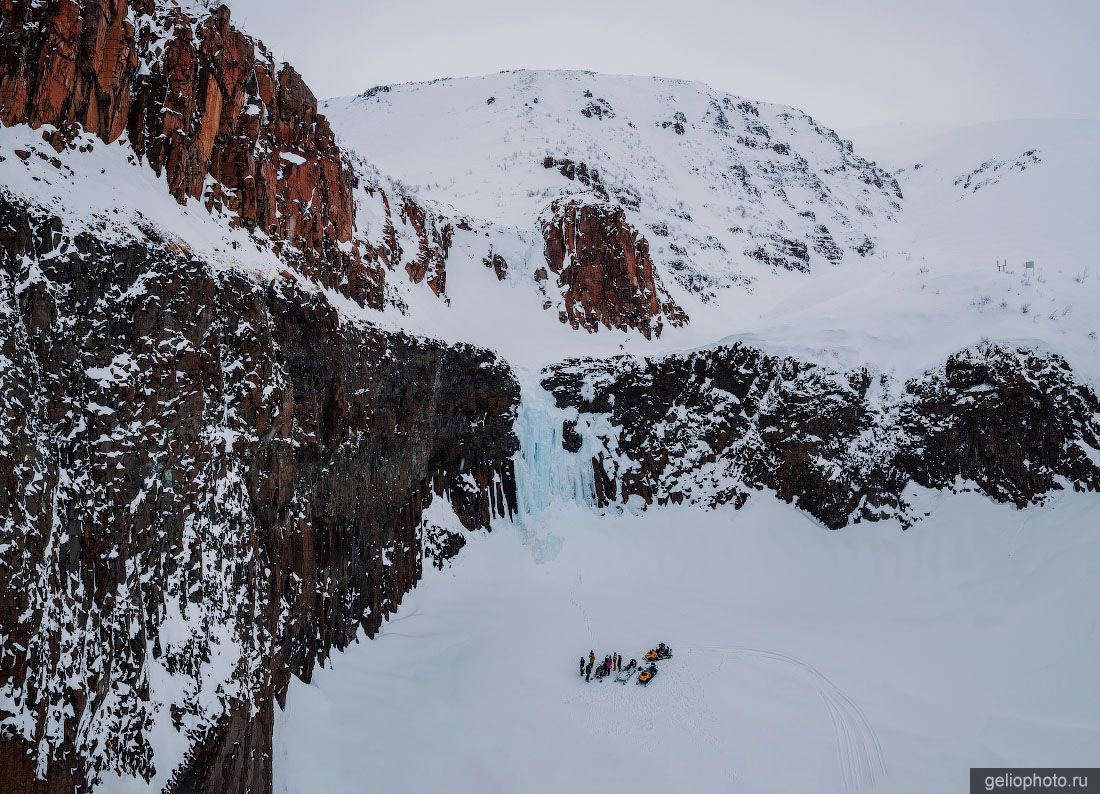 Замёрзший водопад Красные камни фото