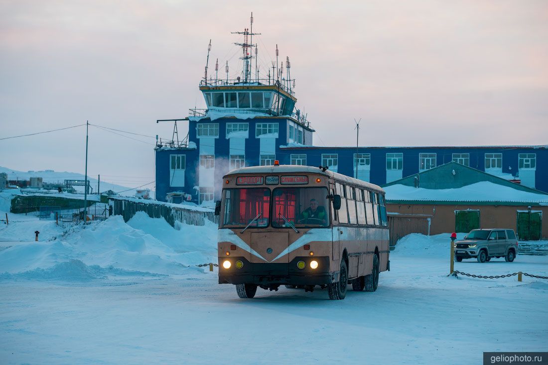 ЛиАЗ-677 в аэропорту Тикси зимой фото