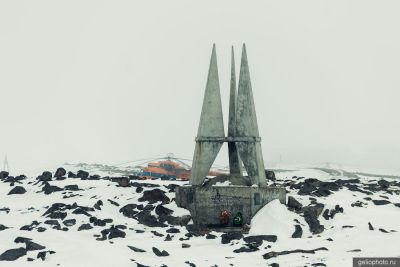 Обелиск защитникам Диксона фото