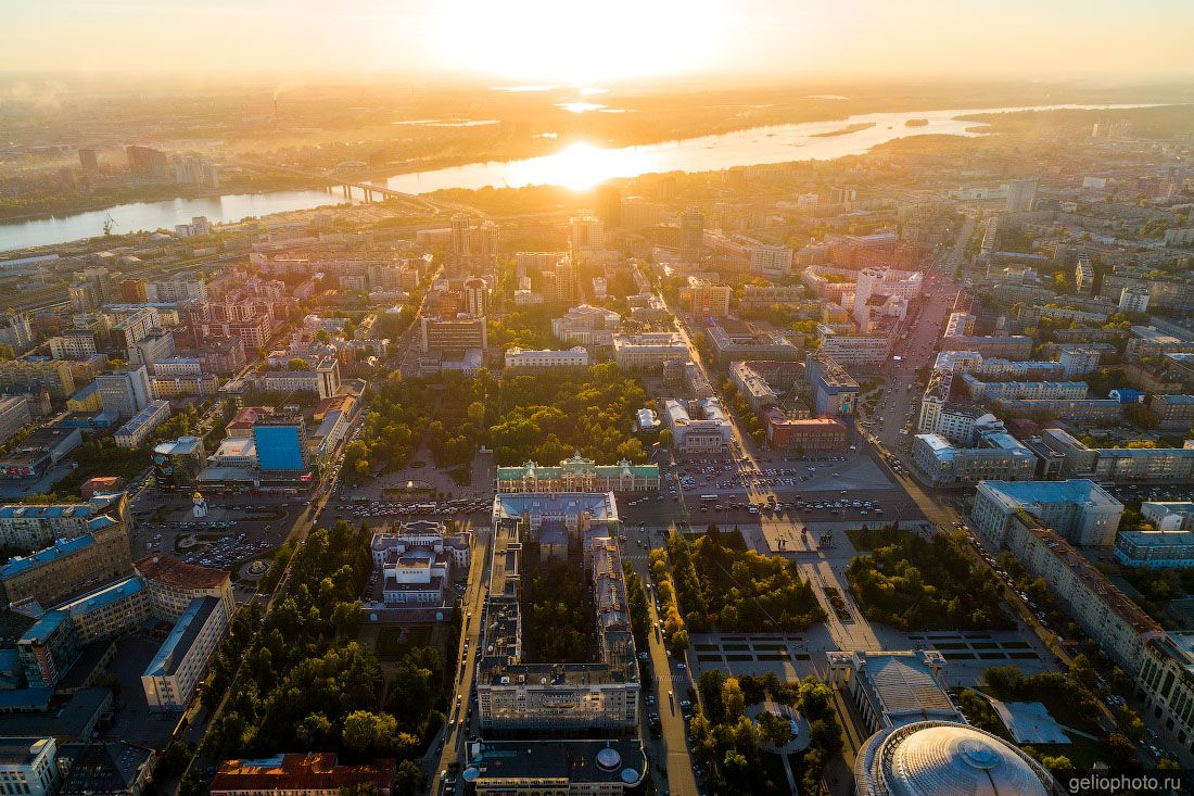 Центр Новосибирска на закате фото