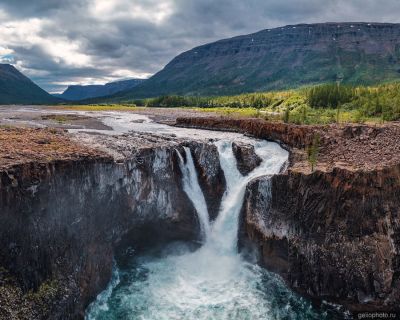 Водопад Китабо-Орон на плато Путорана летом фото
