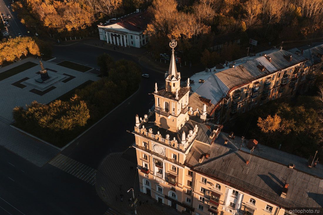 Дом со шпилем в Комсомольске-на-Амуре с высоты фото