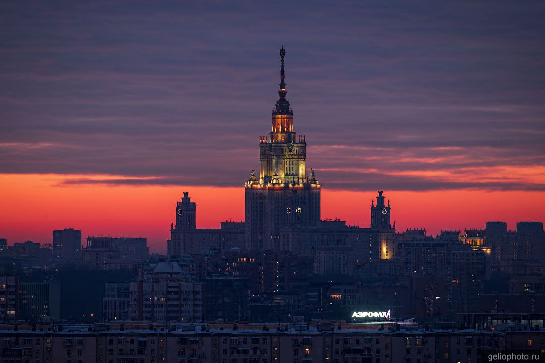 Здание МГУ в Москве на закате фото