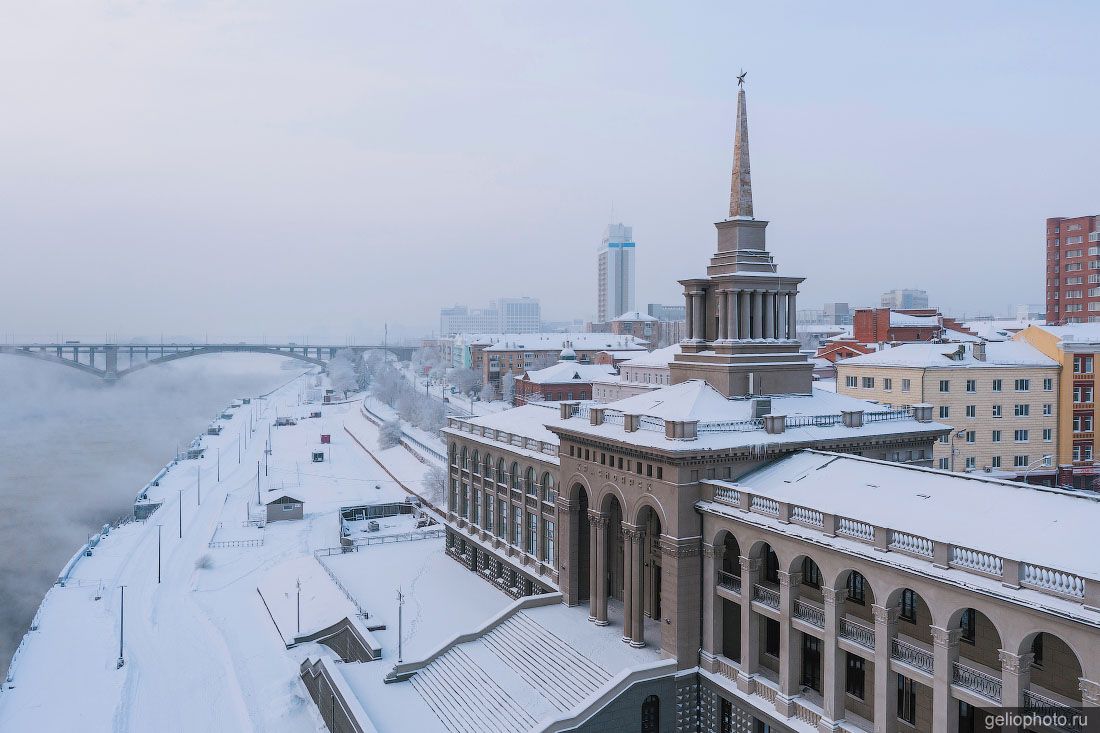 Речной вокзал на Центральной набережной Красноярска фото