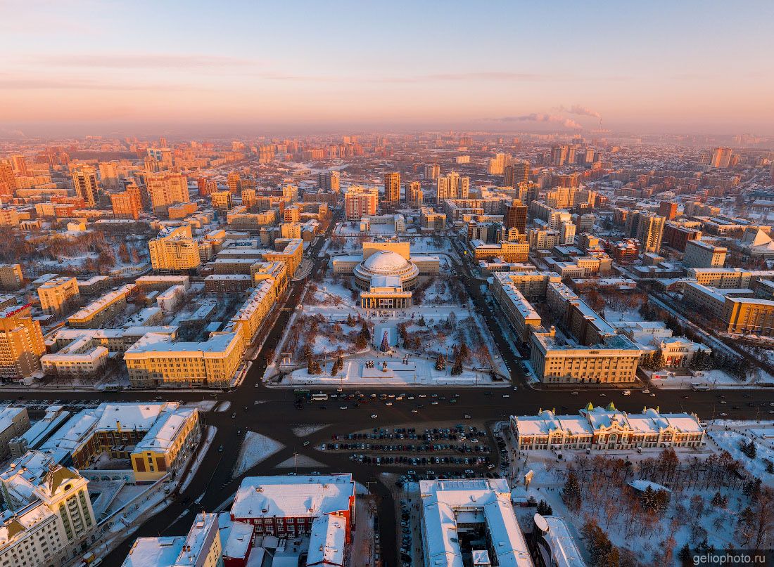 Центр зимнего Новосибирска с высоты фото