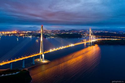 Русский мост во Владивостоке вечером фото