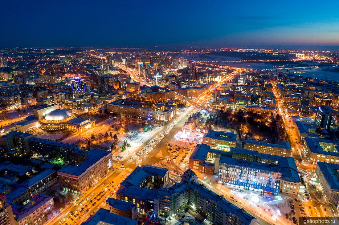 Площадь Ленина в Новосибирске вечером фото