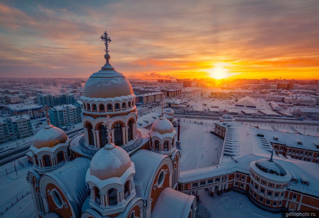 Собор Преображения Господня в Салехарде на закате фото