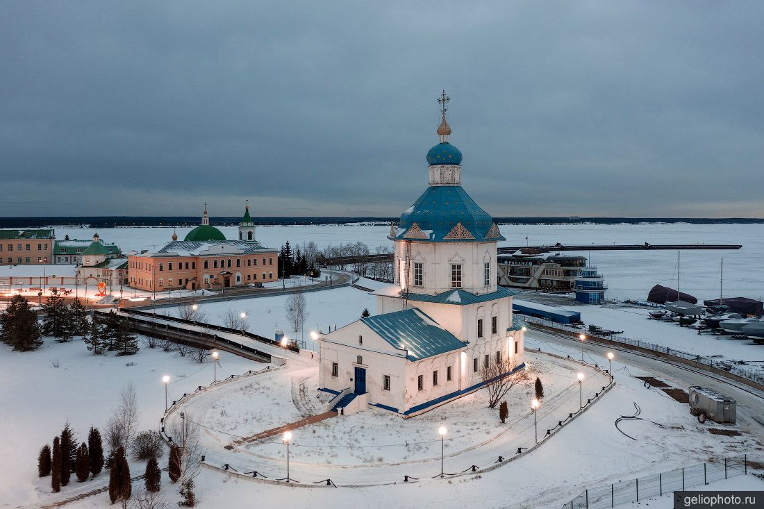 Успенская церковь в Чебоксарах с высоты фото