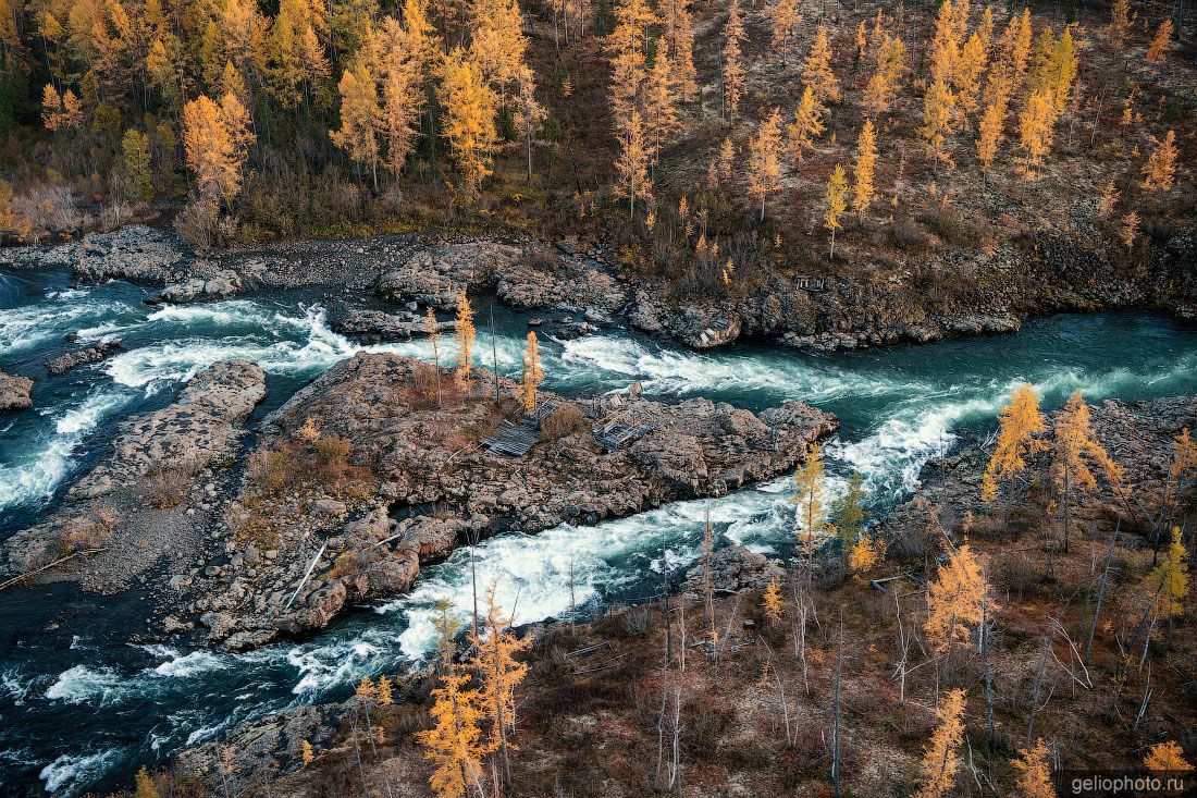 Река на плато Путорана с высоты фото