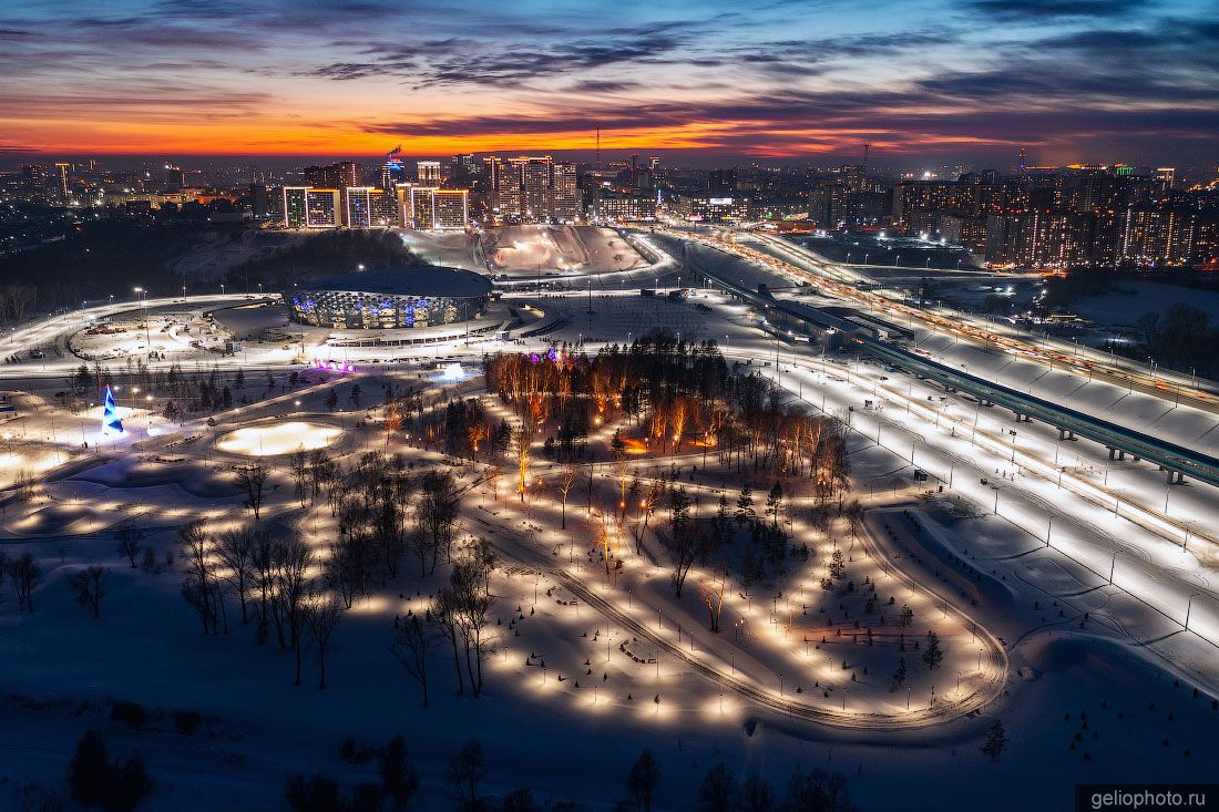 Парк Арена в Новосибирске вечером фото