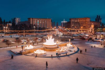 Фонтан в Первомайском сквере в Новосибирске зимой фото