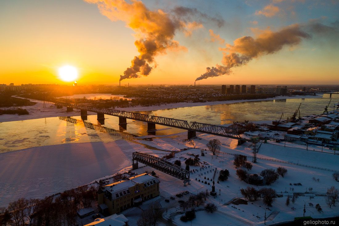 Новосибирский ЖД мост на закате фото