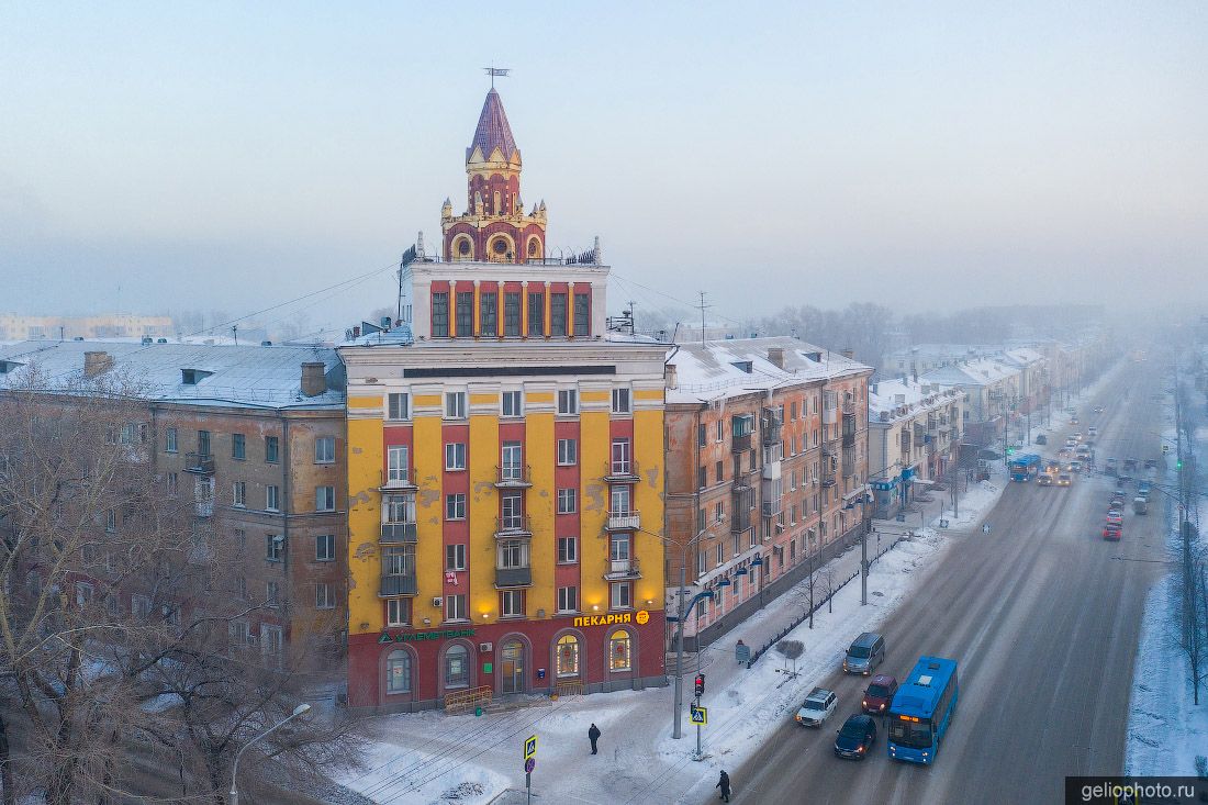 Новокузнецкий дом с башенкой на проспекте Строителей фото