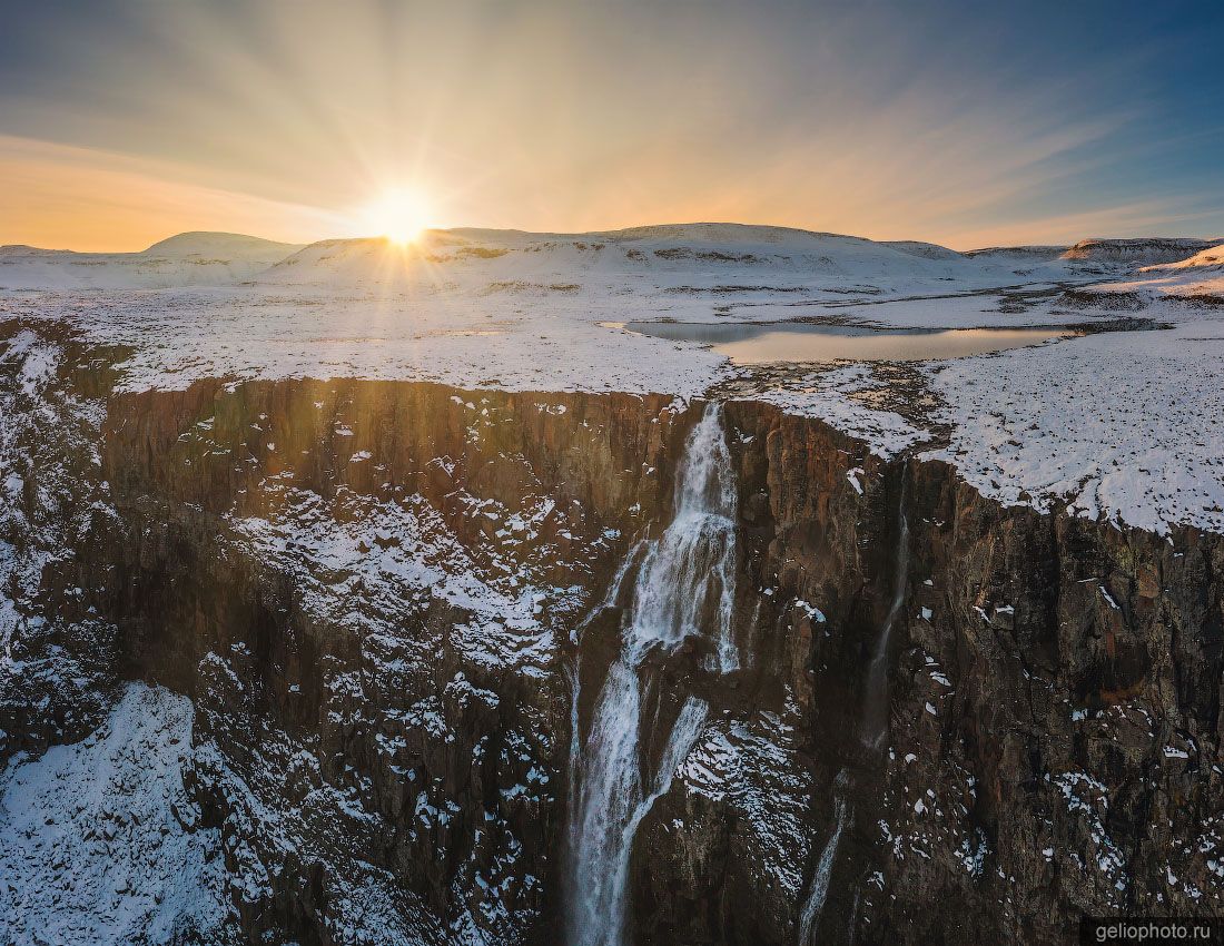 Водопад Белая невеста на плато Путорана зимой фото
