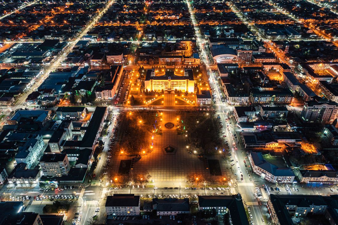 Площадь Ленина в Майкопе вечером фото