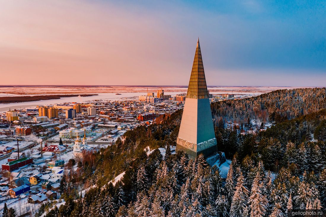 Памятник Первооткрывателям земли Югорской с высоты фото