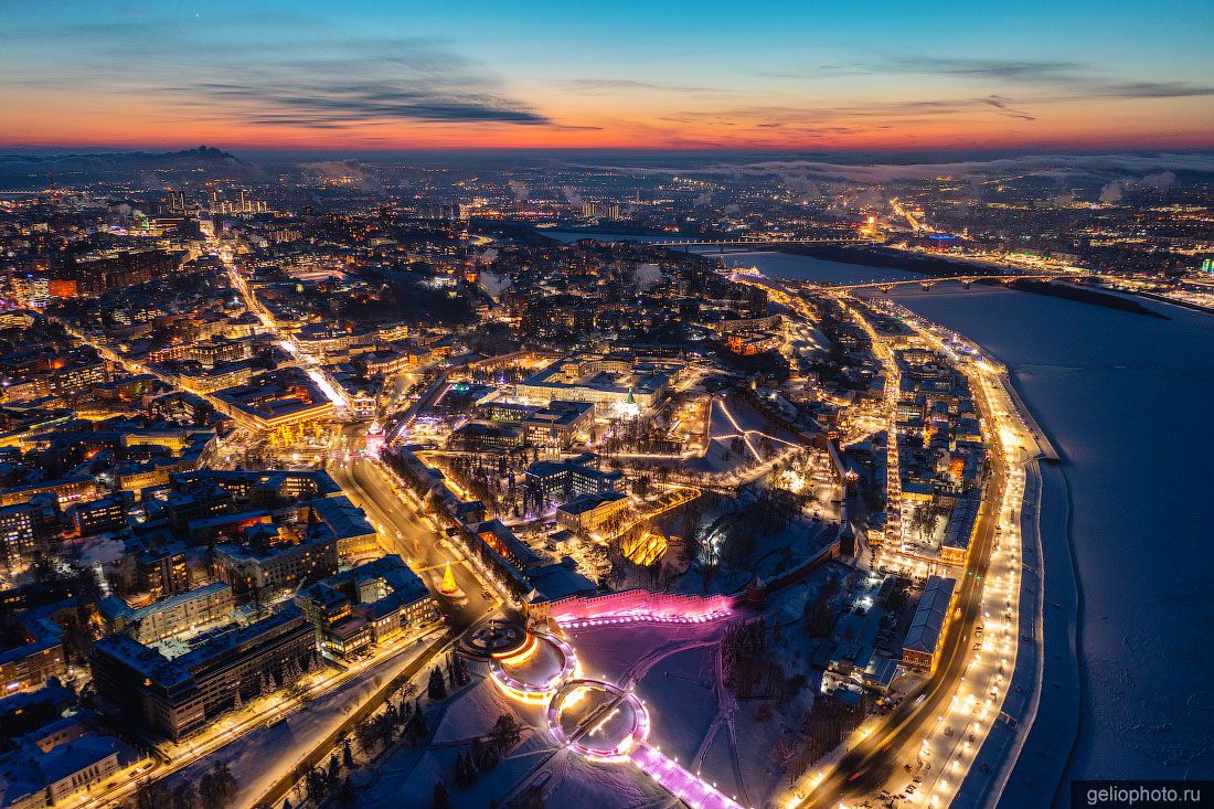 Центр вечернего Нижнего Новгорода с высоты фото