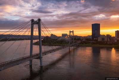 Виноградовский пешеходный мост в Красноярске фото