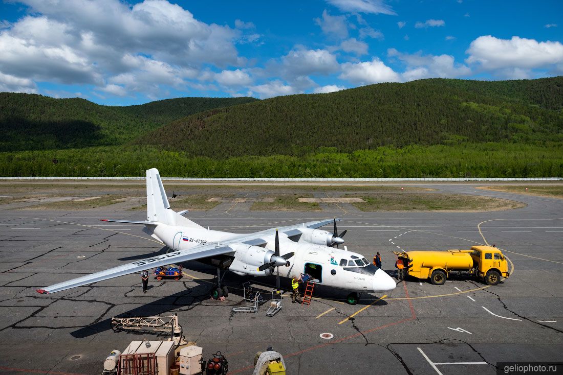 Самолёт Ан-24 в аэропорту Нижнеангарска фото
