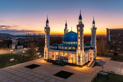 Соборная мечеть в Майкопе вечером фото