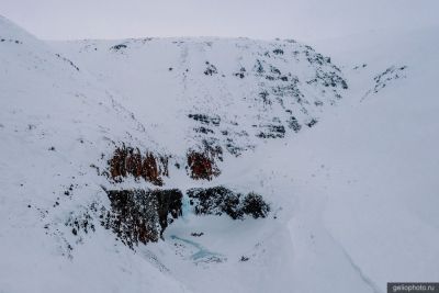 Водопад Красные камни зимой фото