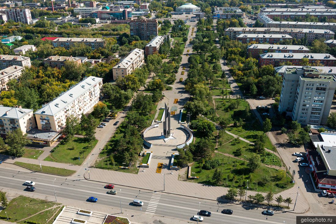 Бульвар Победы и Мемориал Слава Героям в Омске с высоты фото