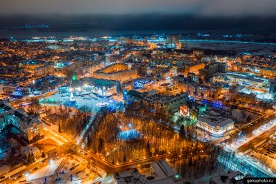 Центр Ханты-Мансийска с высоты ночью фото