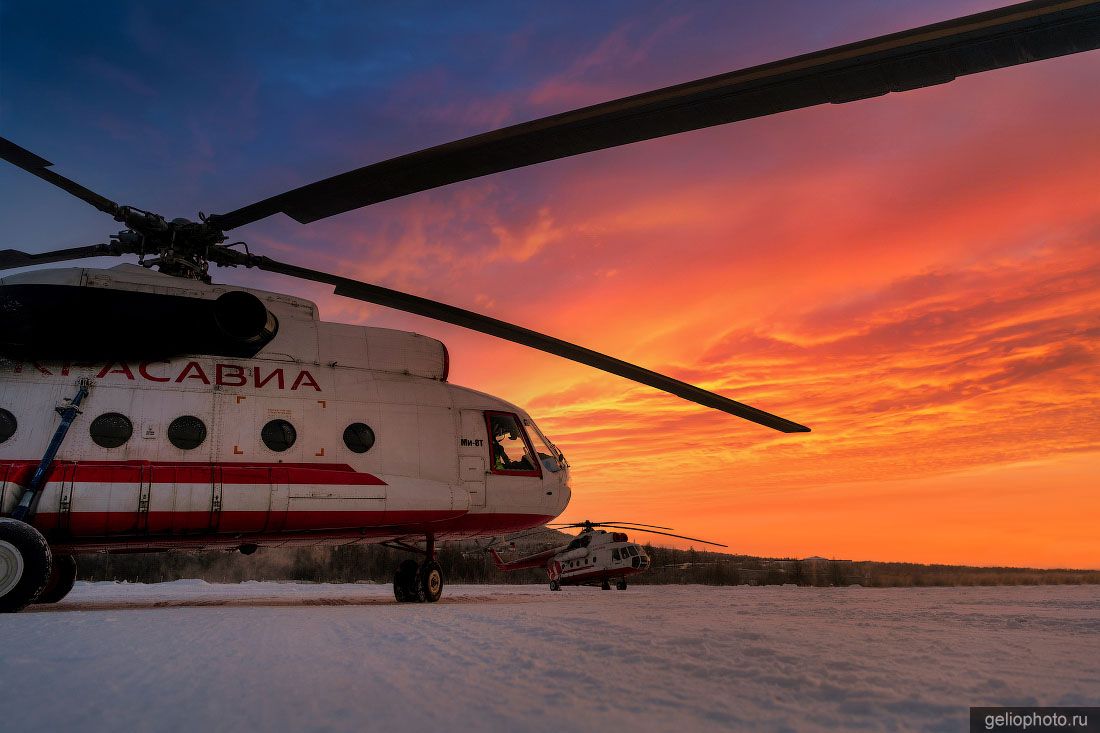 Вертолёт Ми-8Т авиакомпании КрасАвиа на закате фото