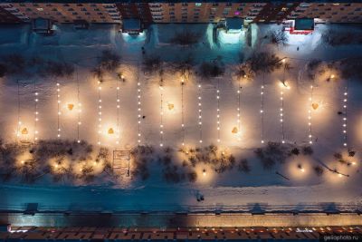 Аллея на городской площади в Новом Уренгое фото