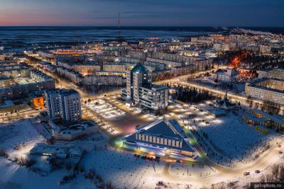 Центр ночного Надыма с высоты фото