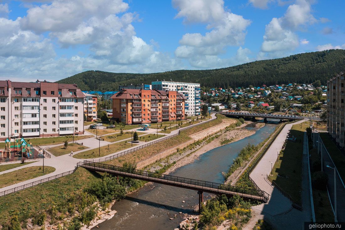 Набережная реки Майма в Горно-Алтайске фото
