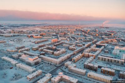 Зимняя Воркута с высоты на закате фото