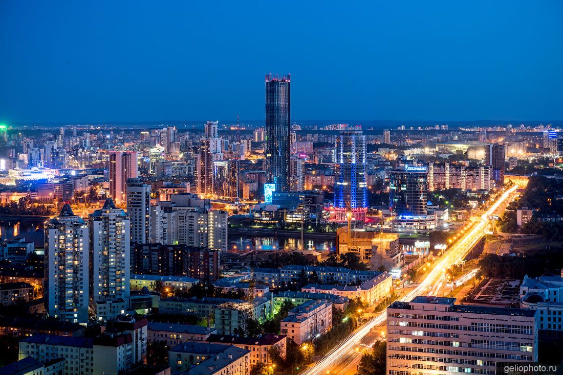 Мельковская слобода в Екатеринбурге ночью фото