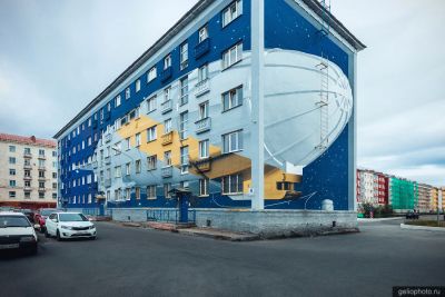 Граффити Дирижабль на жилом доме в Норильске фото