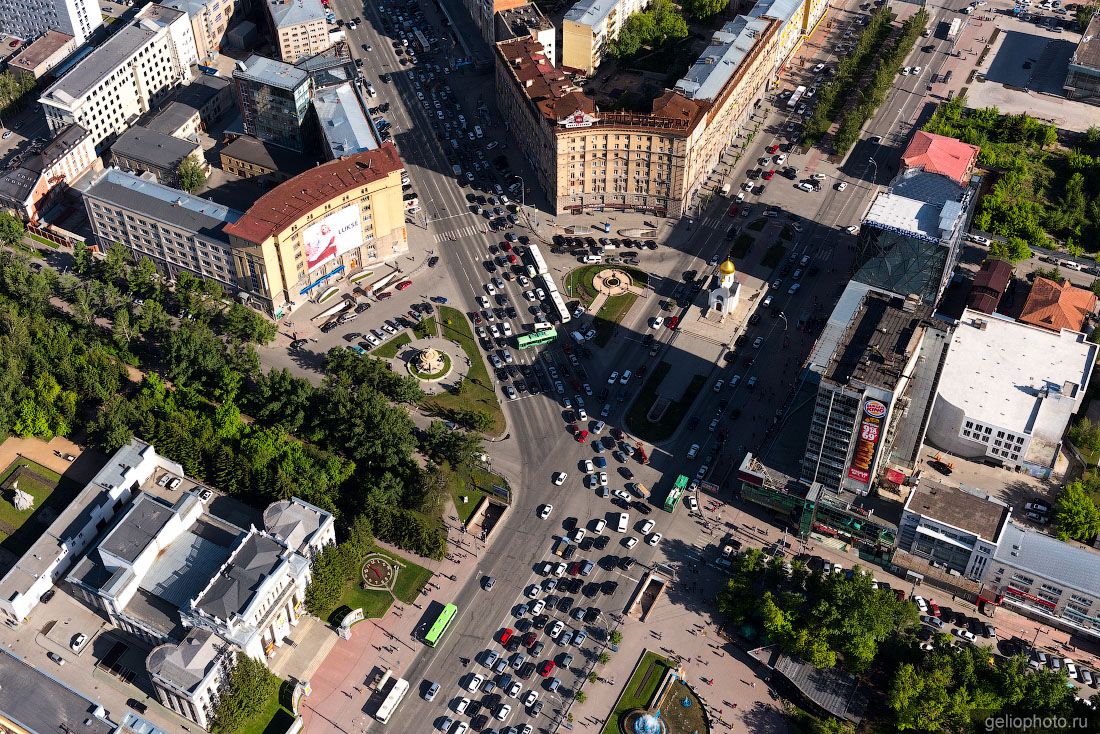 Пересечение Красного проспекта и Октябрьской магистрали с высоты фото