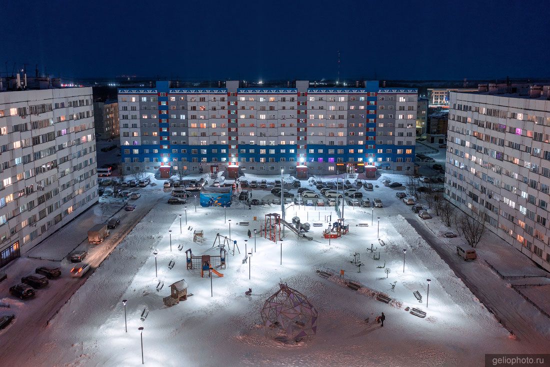 Детская площадка четвертого микрорайона в Новом Уренгое фото