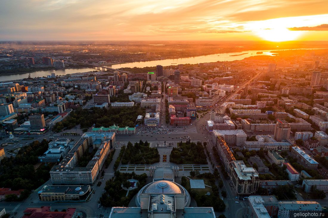 Центр Новосибирска на закате фото