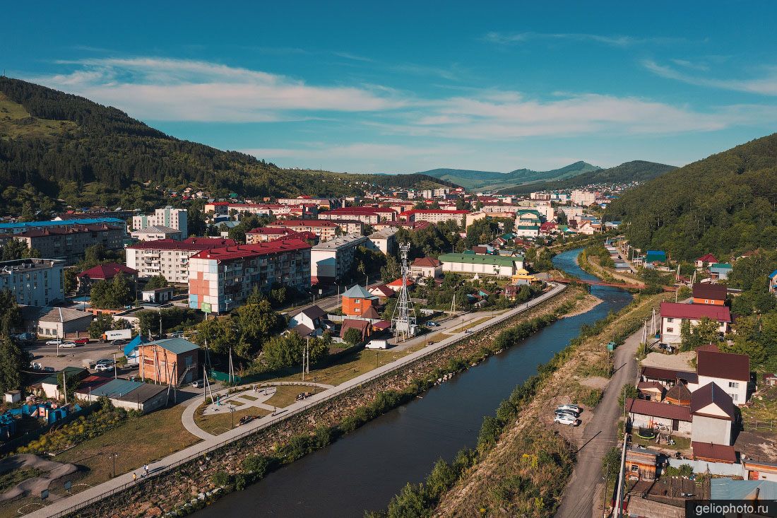 Набережная реки Майма в Горно-Алтайске фото