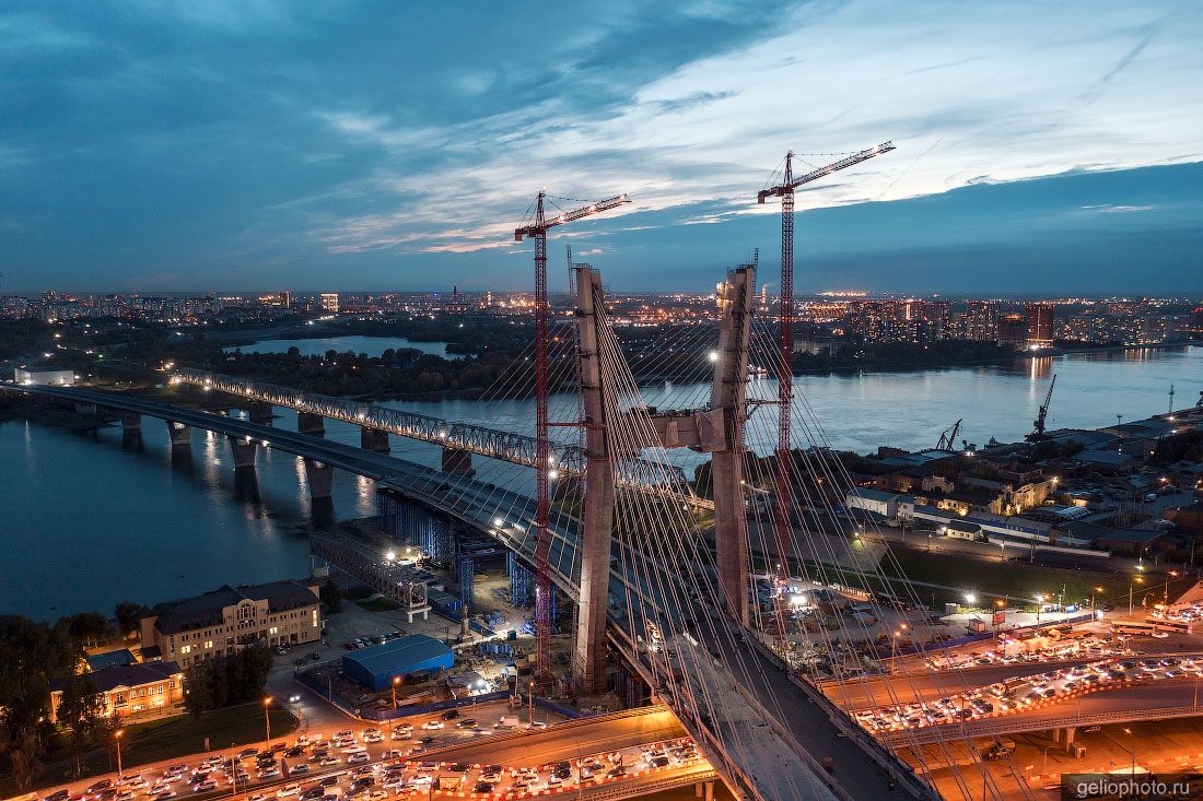 Центральный мост в Новосибирске вечером фото